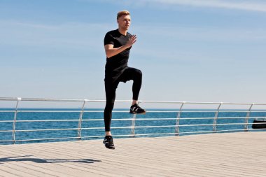 adam ahşap iskele üzerinde atlama