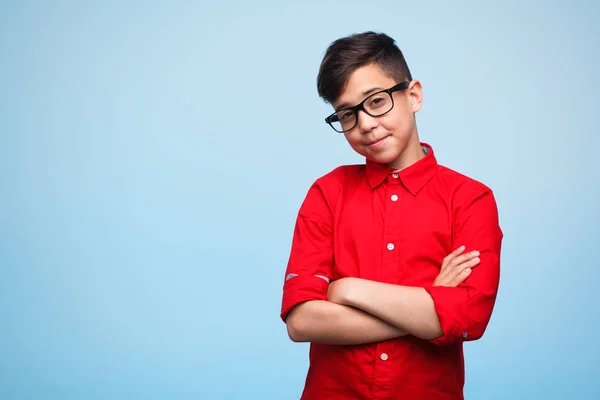 Хлопчик в сорочці і окулярах — стокове фото