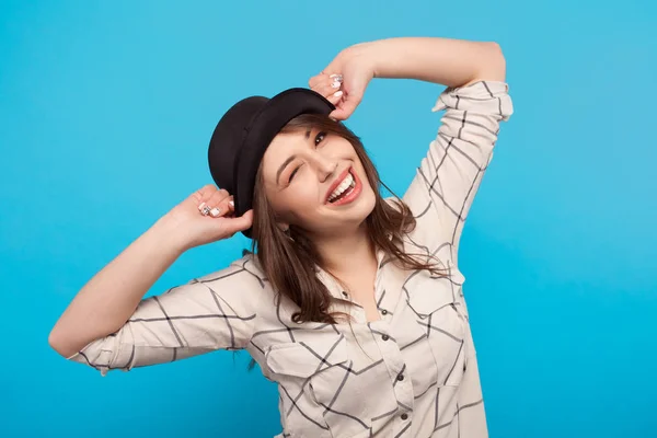 Chica en camisa y sombrero —  Fotos de Stock