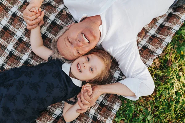Riendo hombre con nieta —  Fotos de Stock