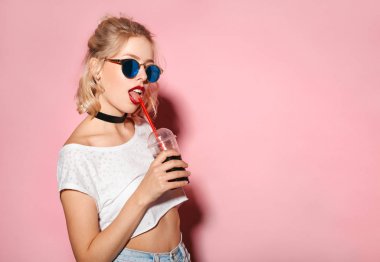 sarışın kız kola içme