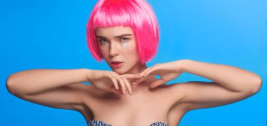 kadın modeli giymiş pembe peruk