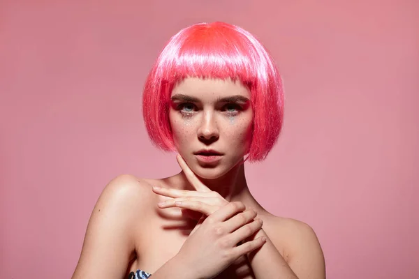 Mujer bonita con peluca rosa — Foto de Stock