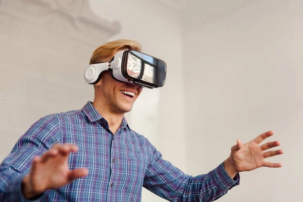 Man bär virtual reality glasögon — Stockfoto
