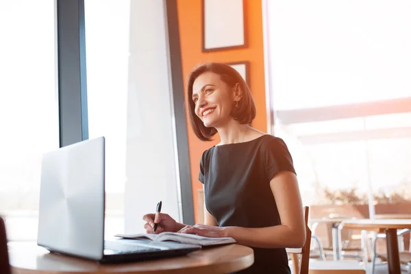 Vrouw in jurk met laptop — Stockfoto