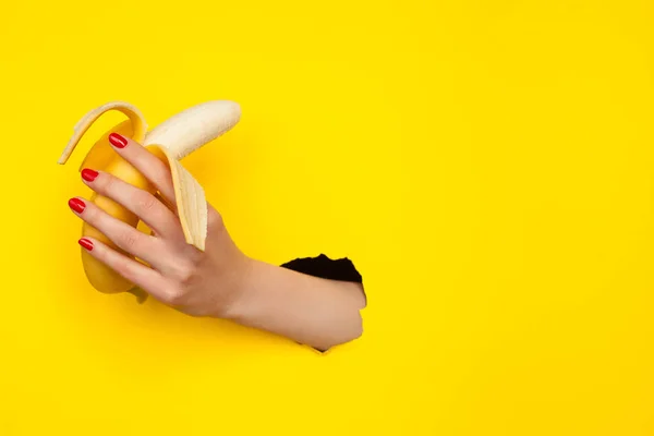 Рука с желтым бананом — стоковое фото