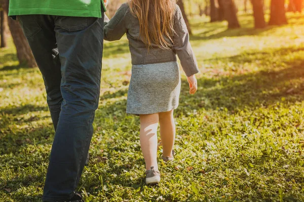 Grootvader wandelen met meisje — Stockfoto