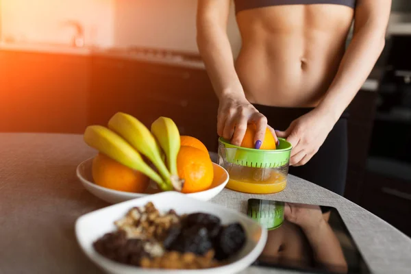 Mulher fazendo suco de laranja. — Fotografia de Stock