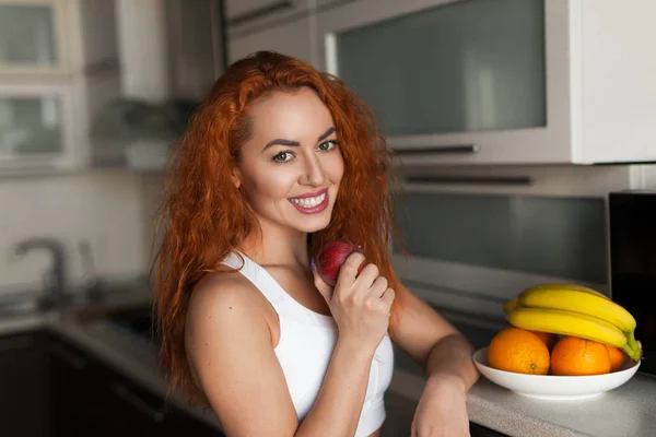 Mujer deportiva con frutas frescas — Foto de Stock