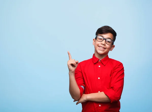 Хлопчик в окулярах тримає палець вгору — стокове фото