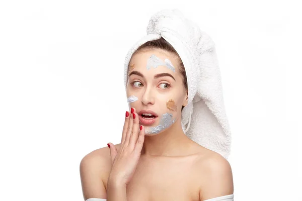 Donna con asciugamano sulla testa — Foto Stock