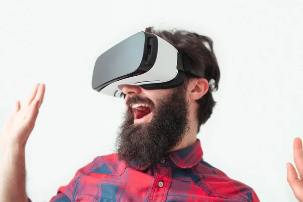 Szakállas férfi, a Vr szemüveg — Stock Fotó