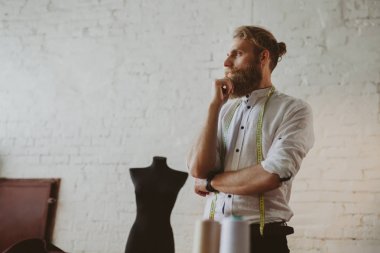 boyun s kasette ölçme ile adam