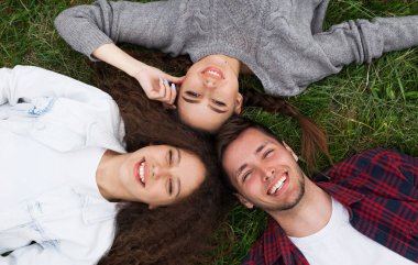 adam ve kadın çim üzerinde yalan 