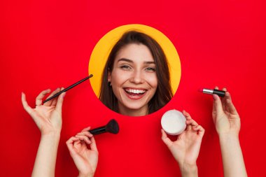 Kadın yüzü ve elleri ile kozmetik