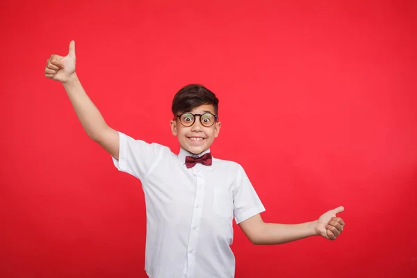 Boy showing thumbs up — Stock Photo, Image