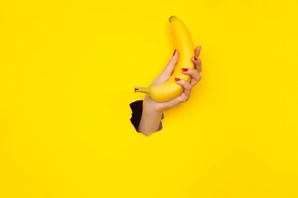 Рука человека с бананом — стоковое фото