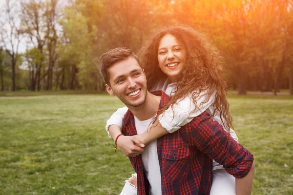 Mann trägt glückliche Freundin auf dem Rücken — Stockfoto