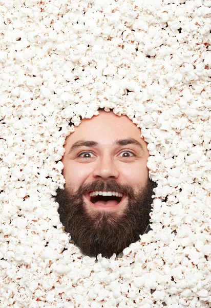 Man täckt med popcorn och leende — Stockfoto