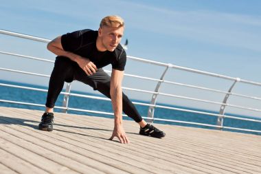 Spor giyim germe içinde genç adam 