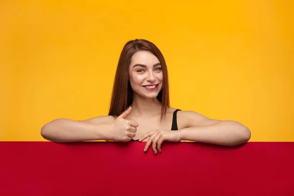 Młoda kobieta pokazuje kciuk w górę — Zdjęcie stockowe