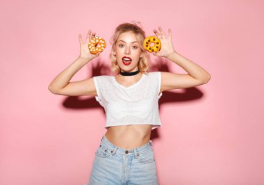 Kız holding çörek