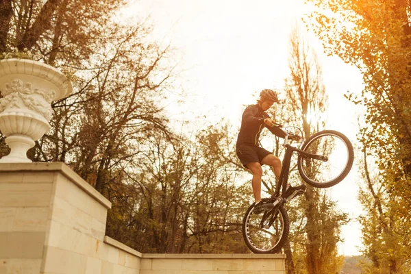 Чоловік у спортивному одязі стрибає з велосипедом — стокове фото