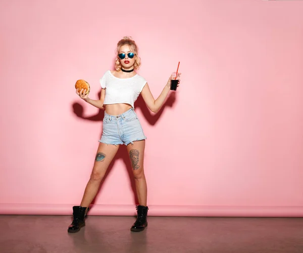 Model posing with burger — Stock Photo, Image