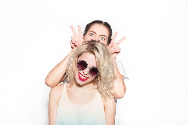 Mujeres jóvenes haciendo rostros — Foto de Stock