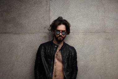  Güneş gözlüklü ve deri ceketli adam. 