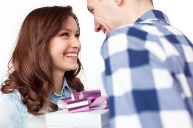 Birbirine bakan bir çift.