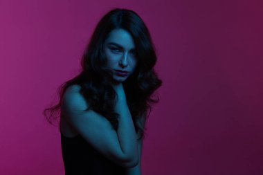  Kameraya bakan kadın.