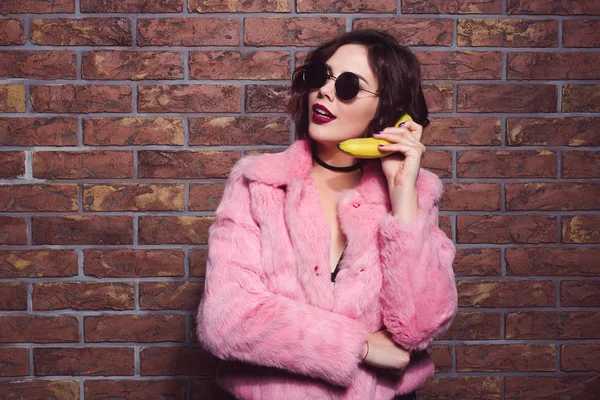 젊은 여 자가 전화로 바나나 이야기 — 스톡 사진