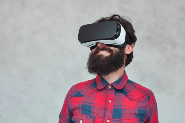 Homem vestindo óculos de realidade virtual — Fotografia de Stock