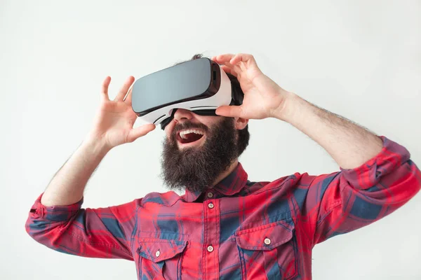 Человек в VR-гарнитуре — стоковое фото