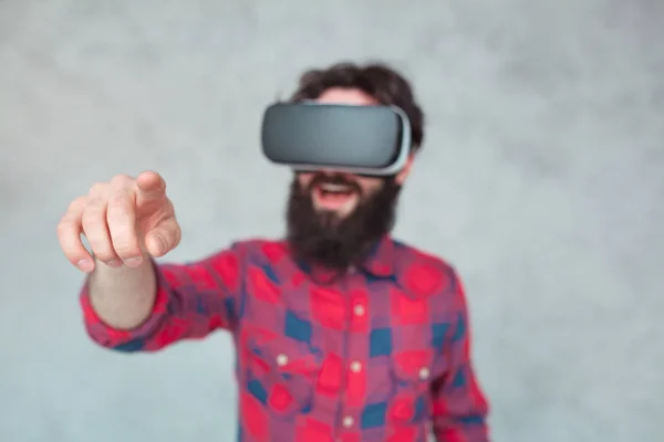 Homem se divertindo no fone de ouvido VR — Fotografia de Stock