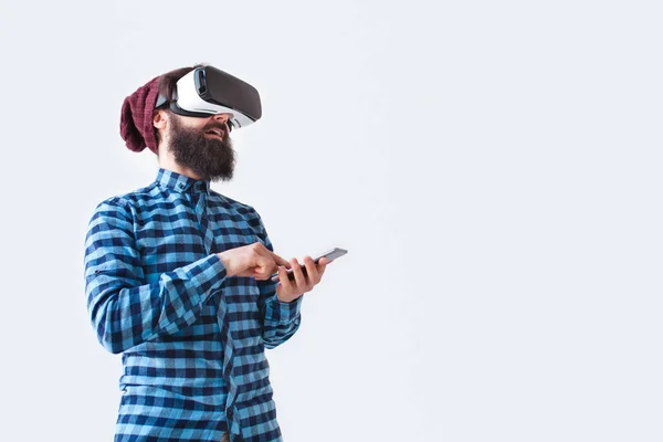 Homem controlando a experiência da realidade virtual — Fotografia de Stock