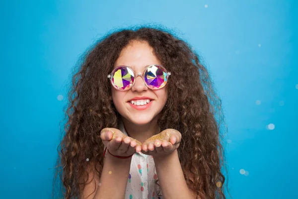 Menina em óculos de sol criativos soprando em mãos — Fotografia de Stock