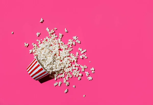 Dose mit Popcorn umgekippt — Stockfoto