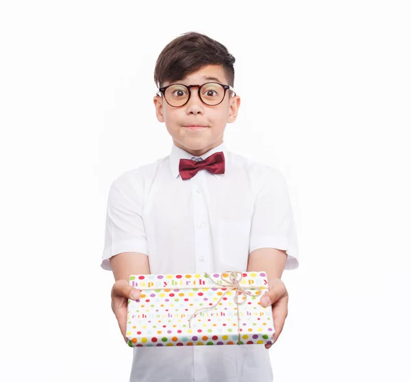 Niño con caja de regalo envuelto —  Fotos de Stock