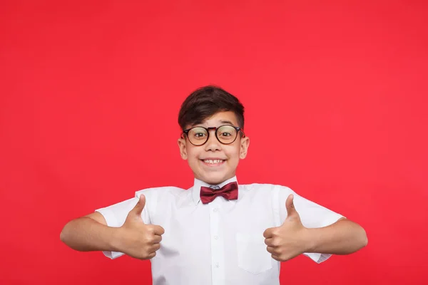 Boy  holding thumbs up — Stock Photo, Image