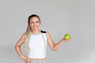 Yeşil elma tutan kadın