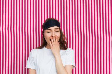 kız beyaz t-kısa esneme içinde