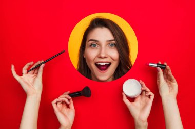  çemberin dışına gülümseyen yüzü