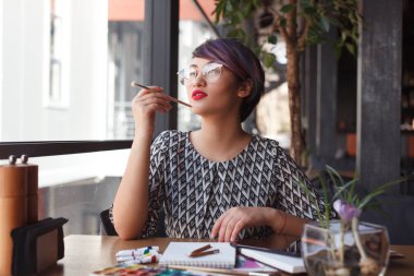 genç kadın tasarımcı oturma 