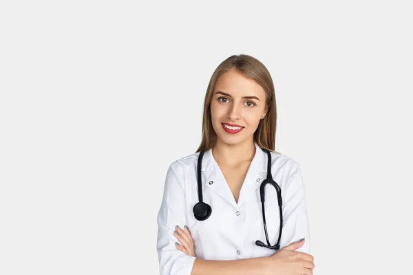 Kobieta lekarz pozowanie — Zdjęcie stockowe