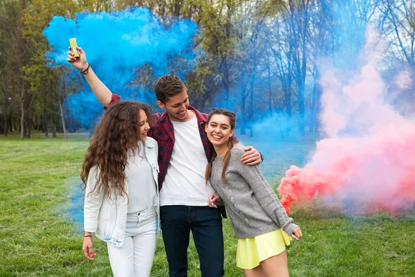 Друзі розважаються з кольоровим димом — стокове фото