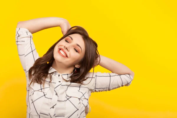 Menina jovem na camisa alongamento — Fotografia de Stock