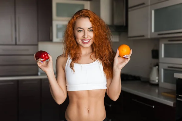 Mulher em sportswear pé com frutas — Fotografia de Stock
