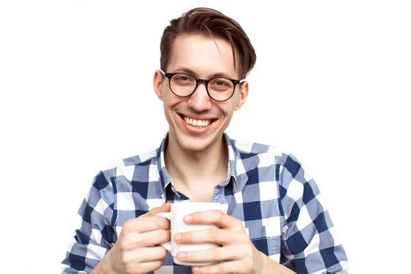 Człowiek w okularach trzyma Puchar — Zdjęcie stockowe